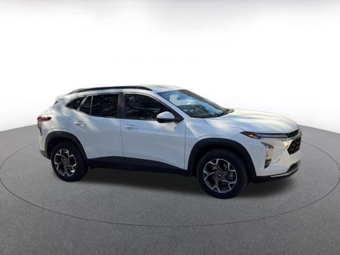 Used 2025 Chevrolet Trax LT image 2