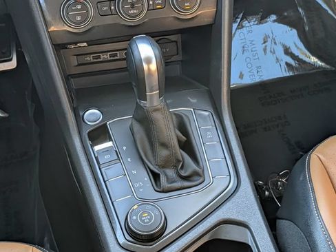 Used 2019 Volkswagen Tiguan SE AWD/4WD image 14
