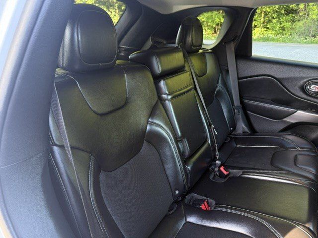 Used 2019 Jeep Cherokee Latitude Plus AWD/4WD image 11