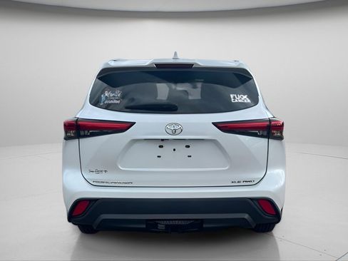 Used 2022 Toyota Highlander XLE AWD/4WD image 9
