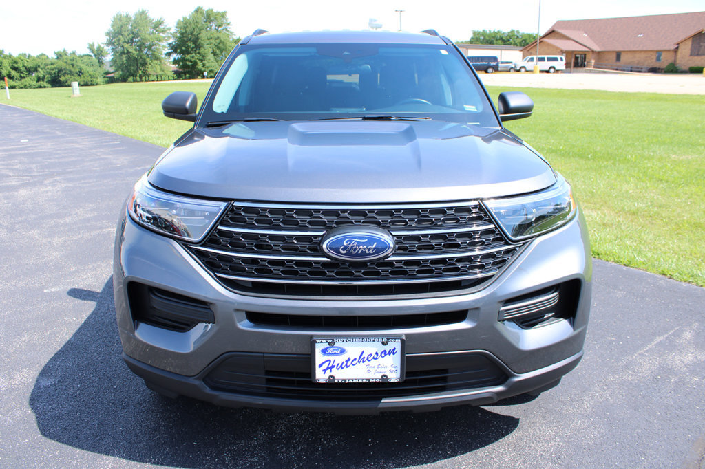 Used 2024 Ford Explorer XLT AWD/4WD image 2