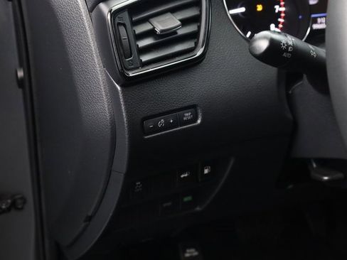 Used 2018 Nissan Rogue SV image 13