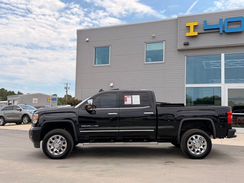 Used 2019 GMC Sierra 2500 Denali w/ Duramax Plus Package AWD/4WD image 11