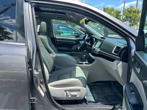 Used 2018 Toyota Highlander Limited Platinum FWD image 42