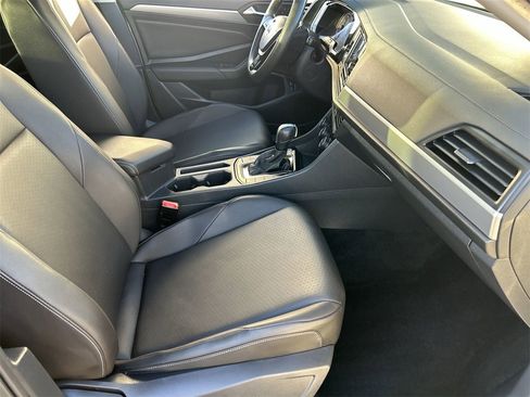 Used 2020 Volkswagen Jetta SE w/ SE Cold Weather Package image 9