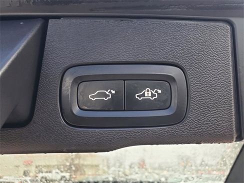 Used 2025 Volvo XC60 B5 Plus image 36