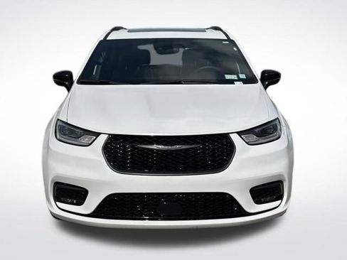 Used 2025 Chrysler Pacifica Limited image 10