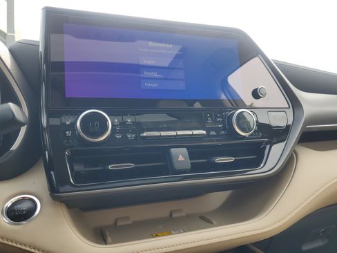 Certified 2025 Toyota Highlander Limited FWD image 28