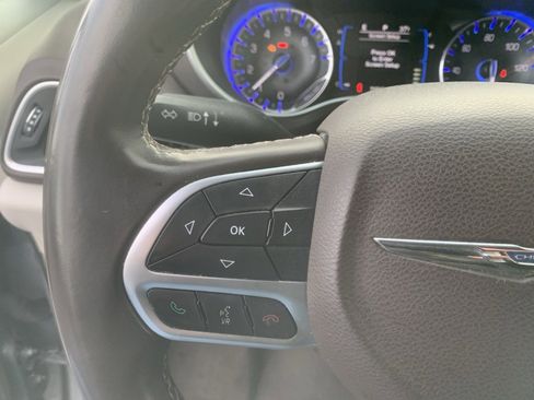 Used 2017 Chrysler Pacifica Touring-L image 14