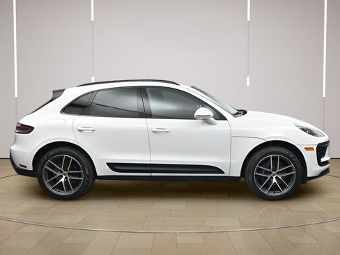 Used 2023 Porsche Macan AWD/4WD image 26