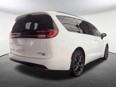 Used 2025 Chrysler Pacifica Limited AWD/4WD image 2