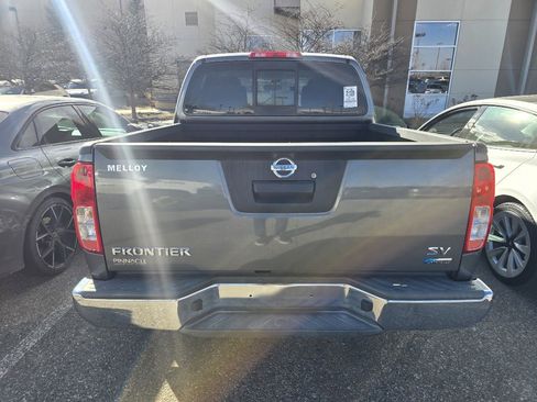 Used 2017 Nissan Frontier SV image 3