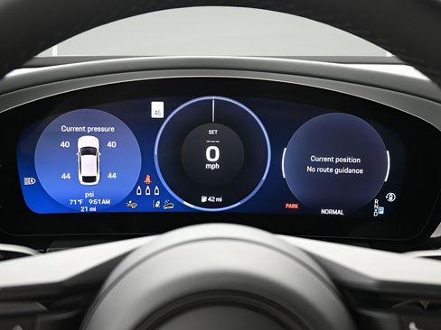 Certified 2025 Porsche Macan 4S Electric AWD/4WD image 19