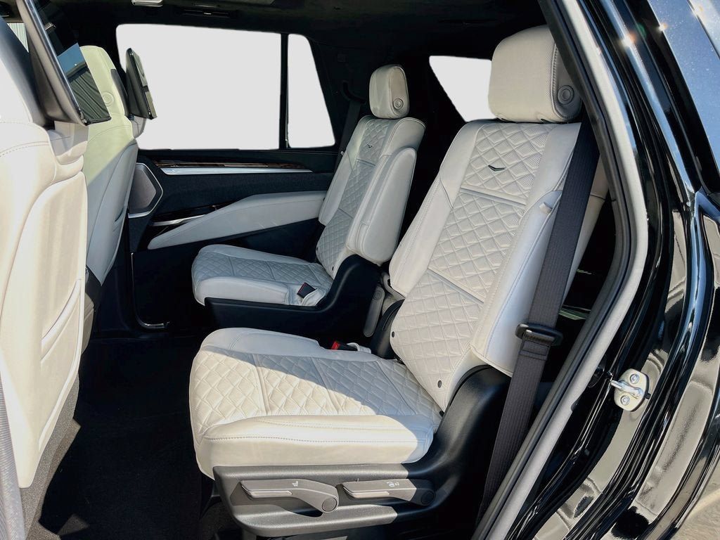 New 2026 Cadillac Escalade Platinum Sport w/ LPO, ONYX Package AWD/4WD image 31