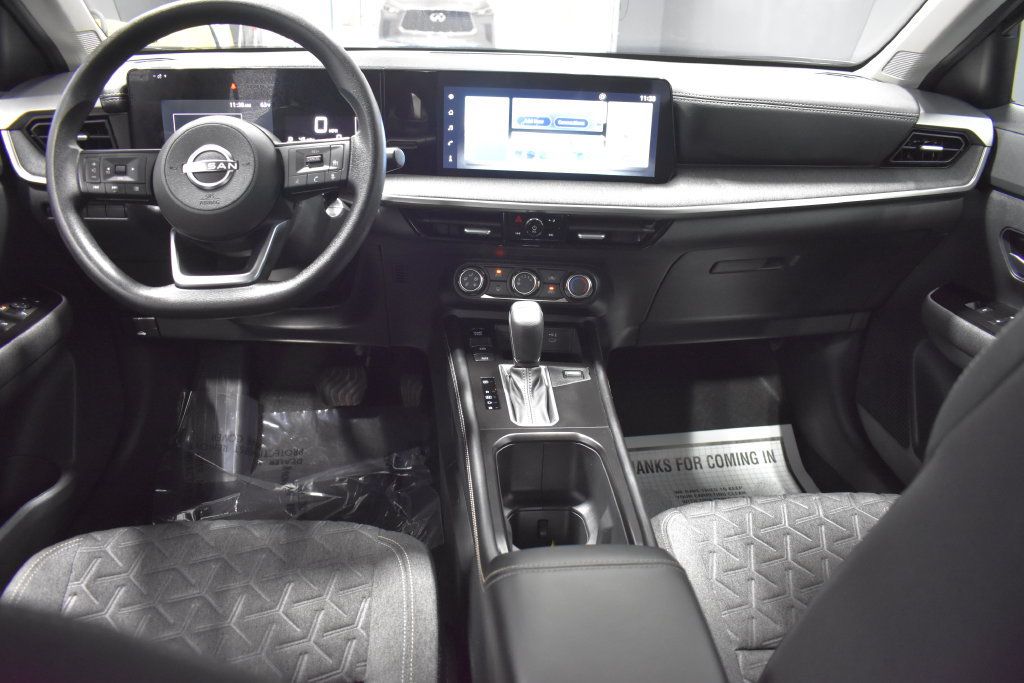 Used 2025 Nissan Kicks SV AWD/4WD image 13