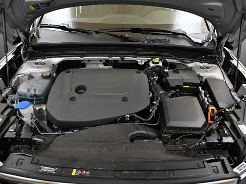 Certified 2025 Volvo XC40 B5 Core image 9