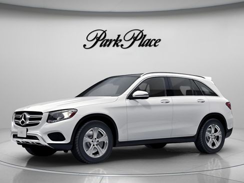 Used 2017 Mercedes-Benz GLC 300 4MATIC image 2