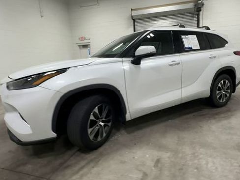 Used 2022 Toyota Highlander XLE FWD image 7