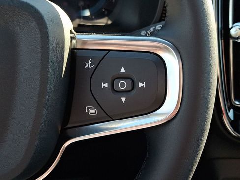 Certified 2025 Volvo XC40 B5 Plus image 23