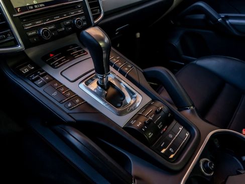 Used 2015 Porsche Cayenne Turbo image 19
