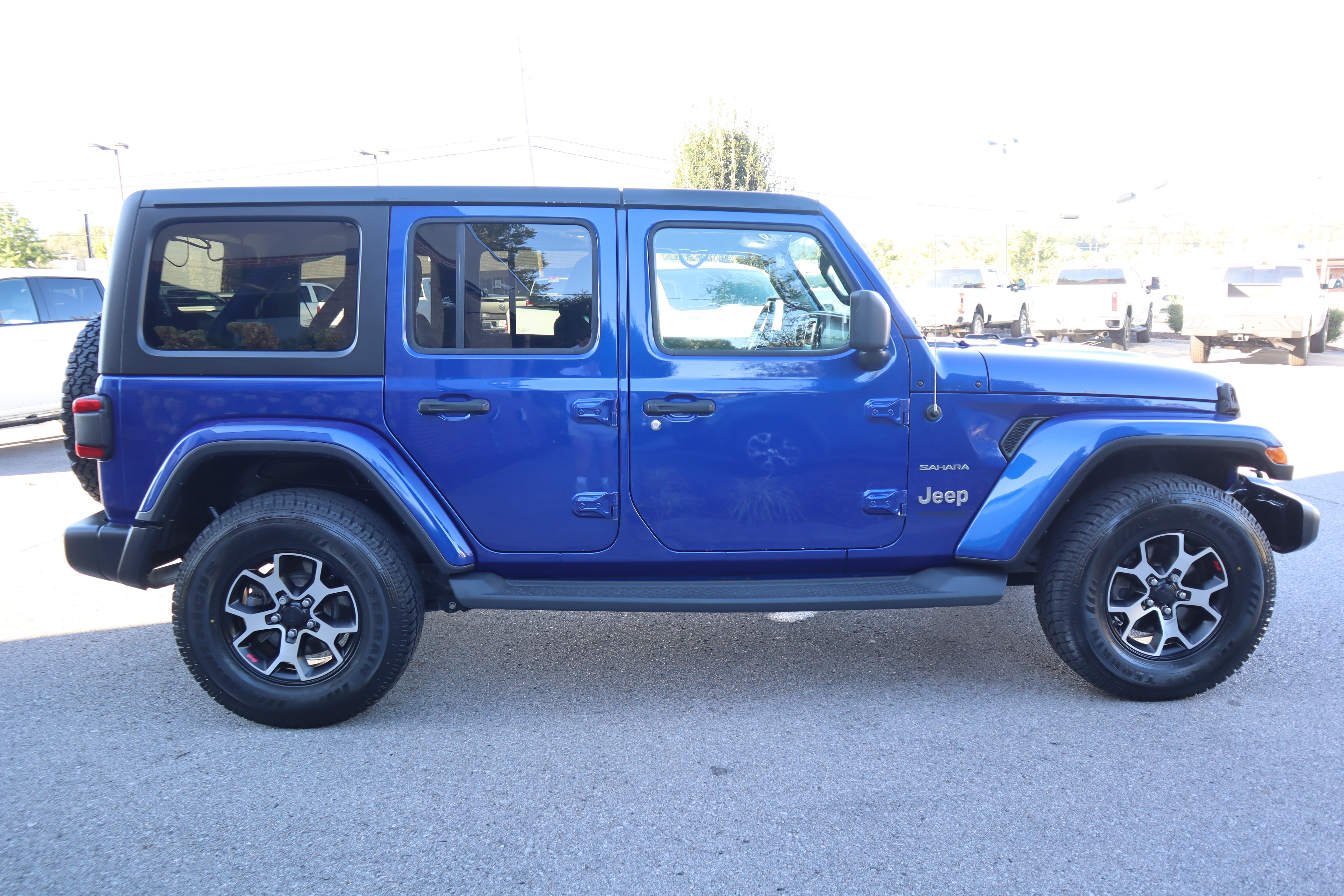 Used 2018 Jeep Wrangler Unlimited Sahara w/ Dual Top Group AWD/4WD image 6