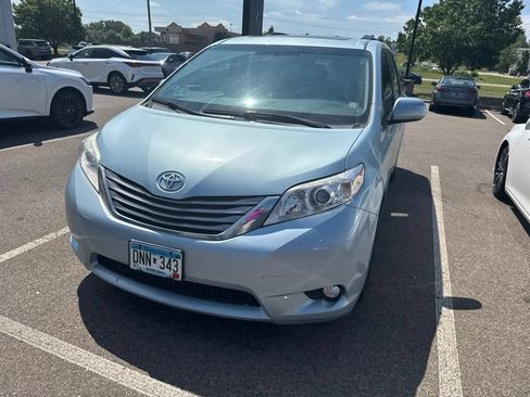 Used 2015 Toyota Sienna XLE Premium FWD image 3