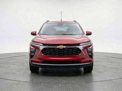 Used 2025 Chevrolet Trax LT FWD image 2