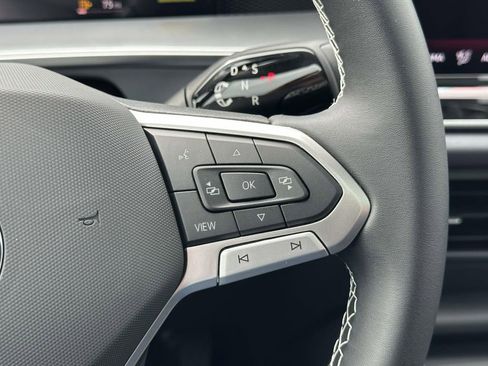 New 2025 Volkswagen Tiguan SE FWD image 18