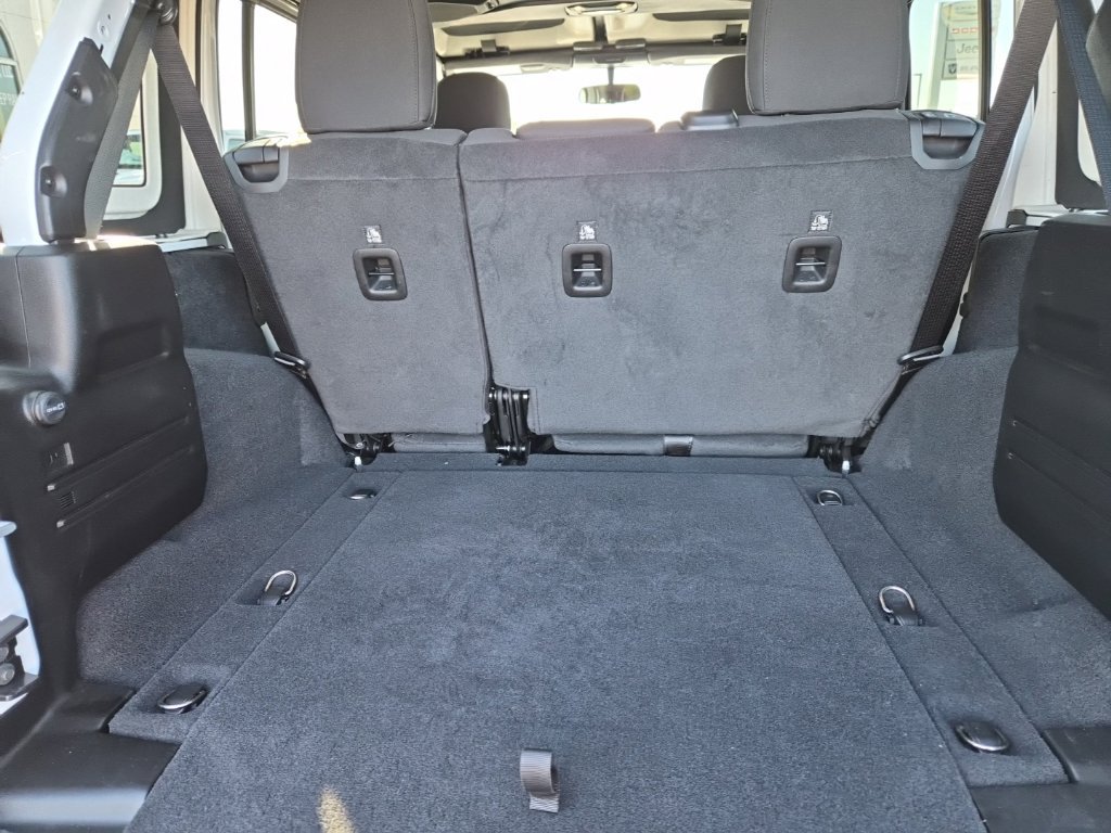 Used 2020 Jeep Wrangler Unlimited Sahara w/ Cold Weather Group AWD/4WD image 18