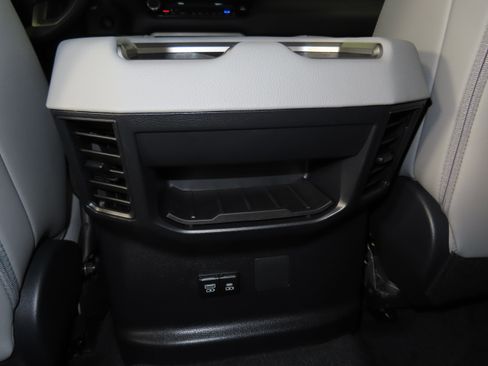 Used 2025 Toyota Tundra Limited AWD/4WD image 43