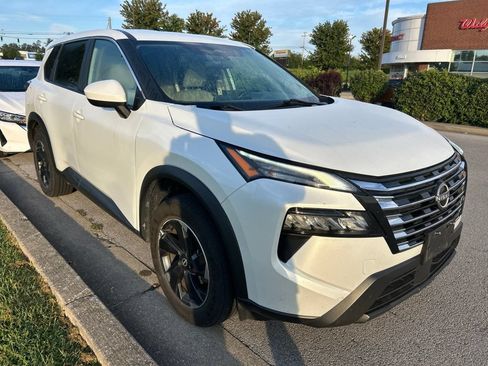 Used 2024 Nissan Rogue SV AWD/4WD image 2