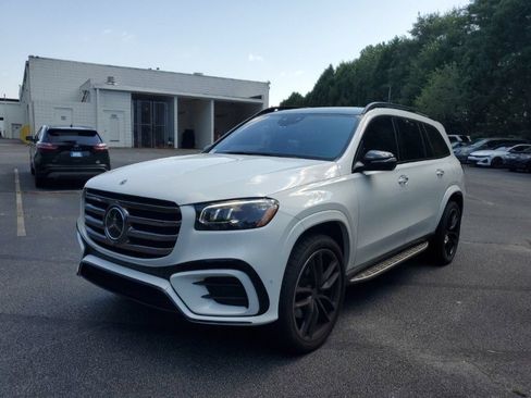 Used 2025 Mercedes-Benz GLS 580 4MATIC image 3