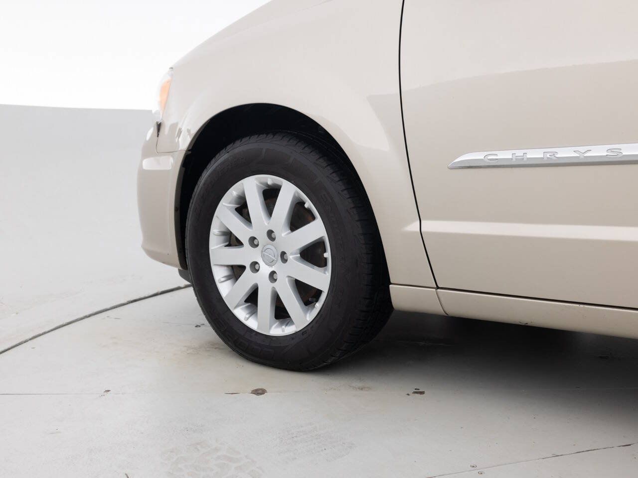 Used 2012 Chrysler Town & Country Touring-L w/ Entertainment Group #2 FWD image 17