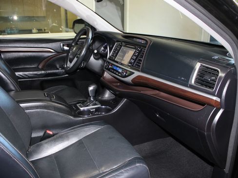 Used 2015 Toyota Highlander Limited Platinum FWD image 32