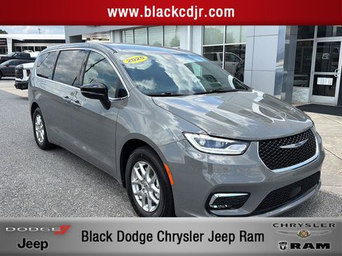 Used 2025 Chrysler Pacifica Select FWD image 1