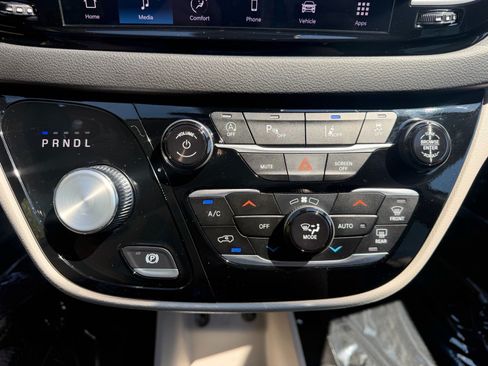 Used 2024 Chrysler Pacifica Touring-L FWD image 39