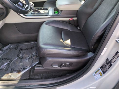 Used 2023 Kia Carnival LX FWD image 13