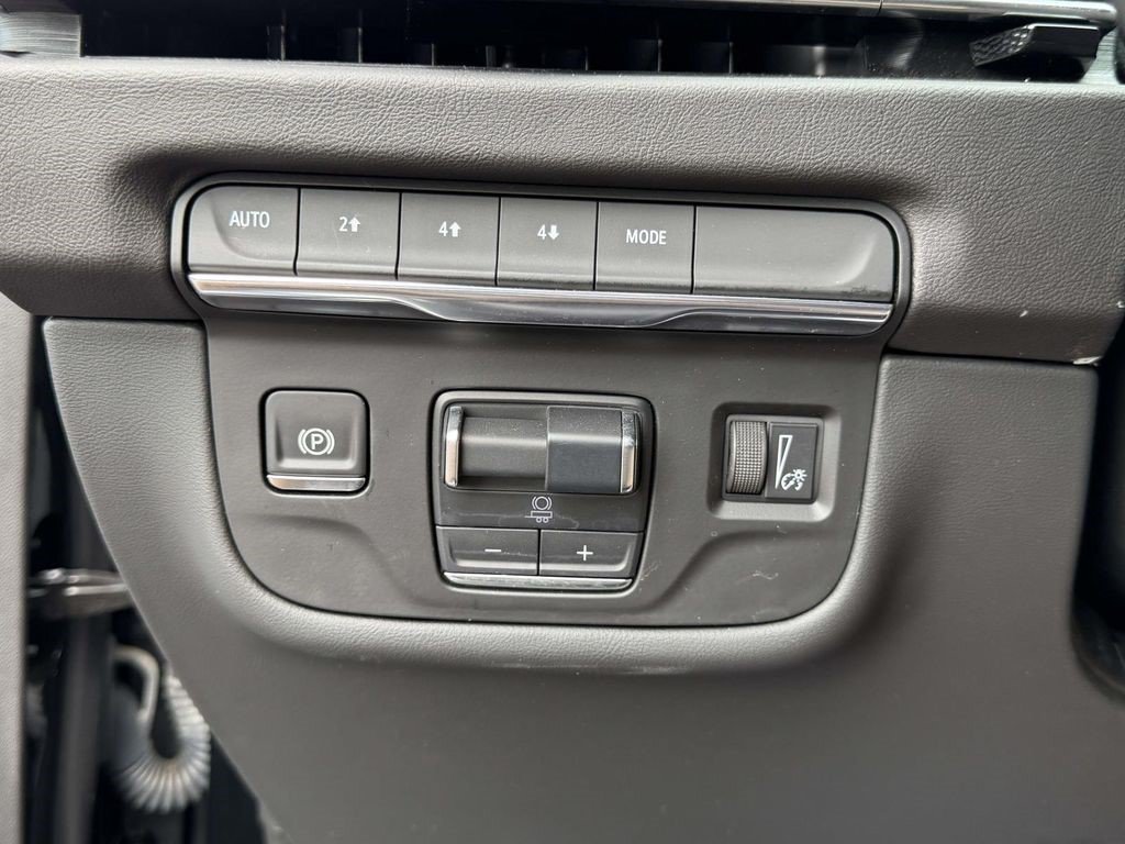 Certified 2025 Cadillac Escalade ESV Premium Luxury AWD/4WD image 22