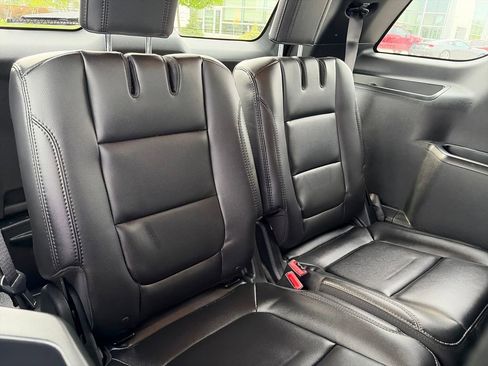 Used 2018 Ford Explorer XLT w/ Equipment Group 202A AWD/4WD image 33