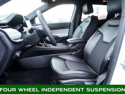 Used 2023 Jeep Compass Latitude image 12