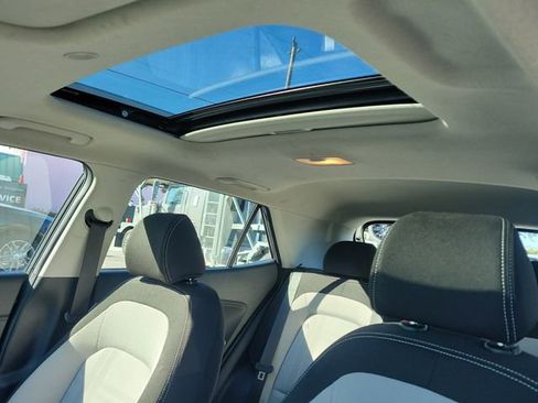 Used 2025 Hyundai Venue SEL image 16