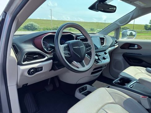 Used 2017 Chrysler Pacifica Limited w/ Advanced Safetytec Group FWD image 28