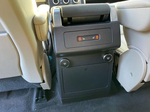 Used 2020 Land Rover Discovery SE image 19