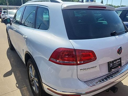 Used 2016 Volkswagen Touareg TDI AWD/4WD image 7