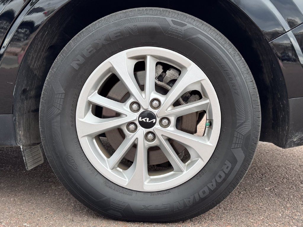 Used 2024 Kia Carnival LX FWD image 12