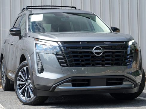 Used 2026 Nissan Pathfinder Platinum FWD image 4