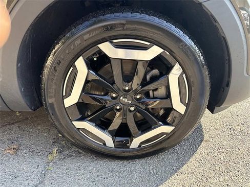 Used 2024 Kia Telluride EX w/ EX Captain's Chair Package image 9