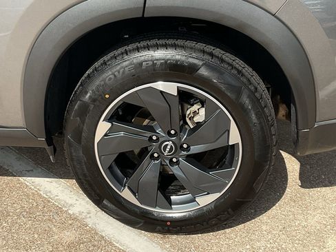 Used 2025 Nissan Rogue SV image 8