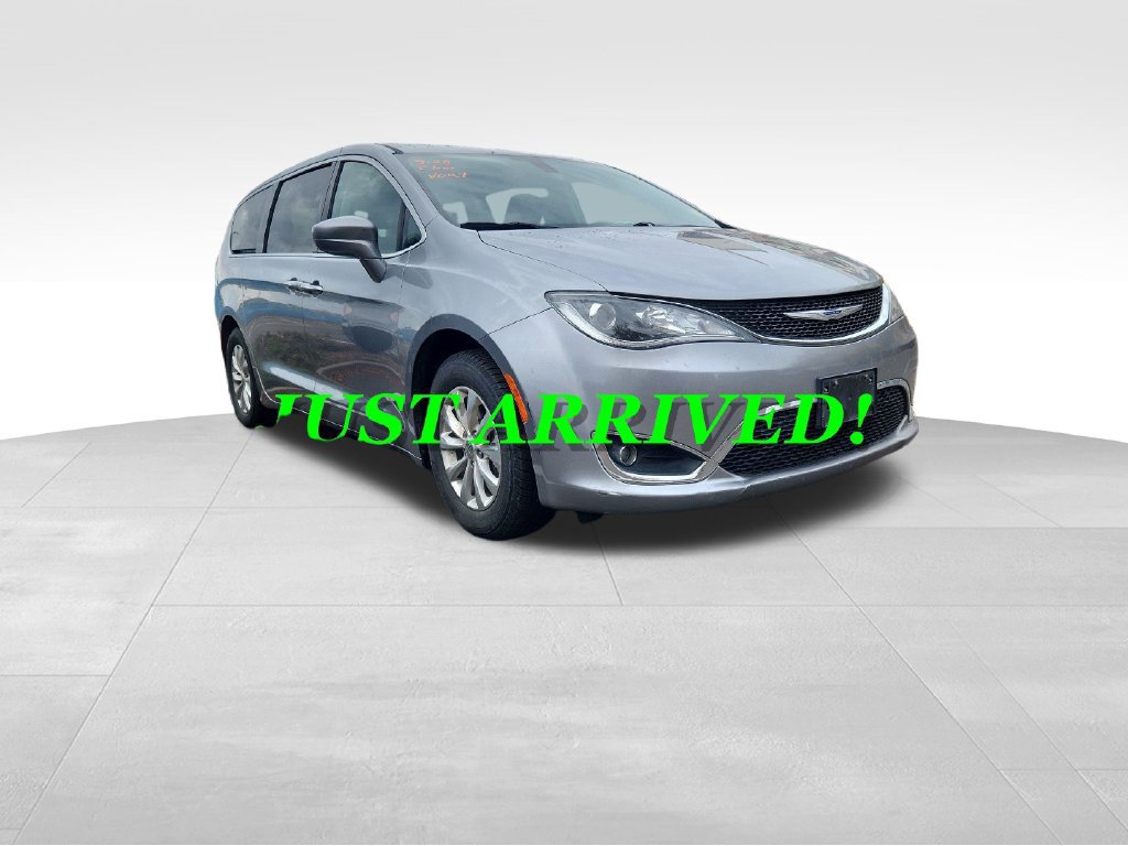 Used 2019 Chrysler Pacifica Touring Plus FWD image 3