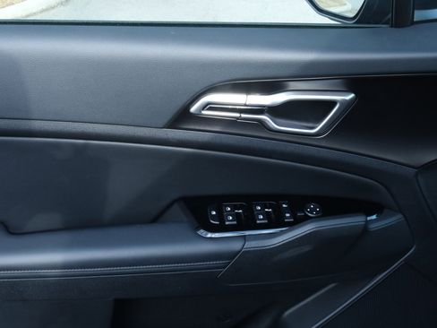 Used 2025 Kia Sportage EX image 24